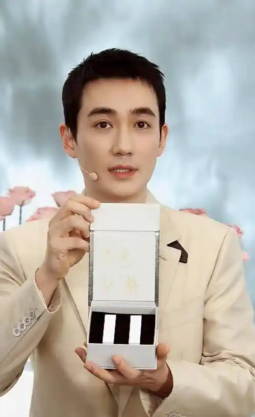 原创朱一龙出镜呆萌立现太老实现场出卖主持人没工作染发玩可还行