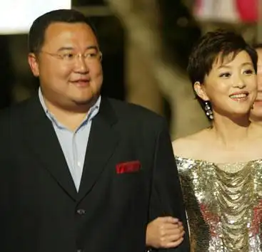 嫁豪门的央视女主播大pk张蕾青春靓丽