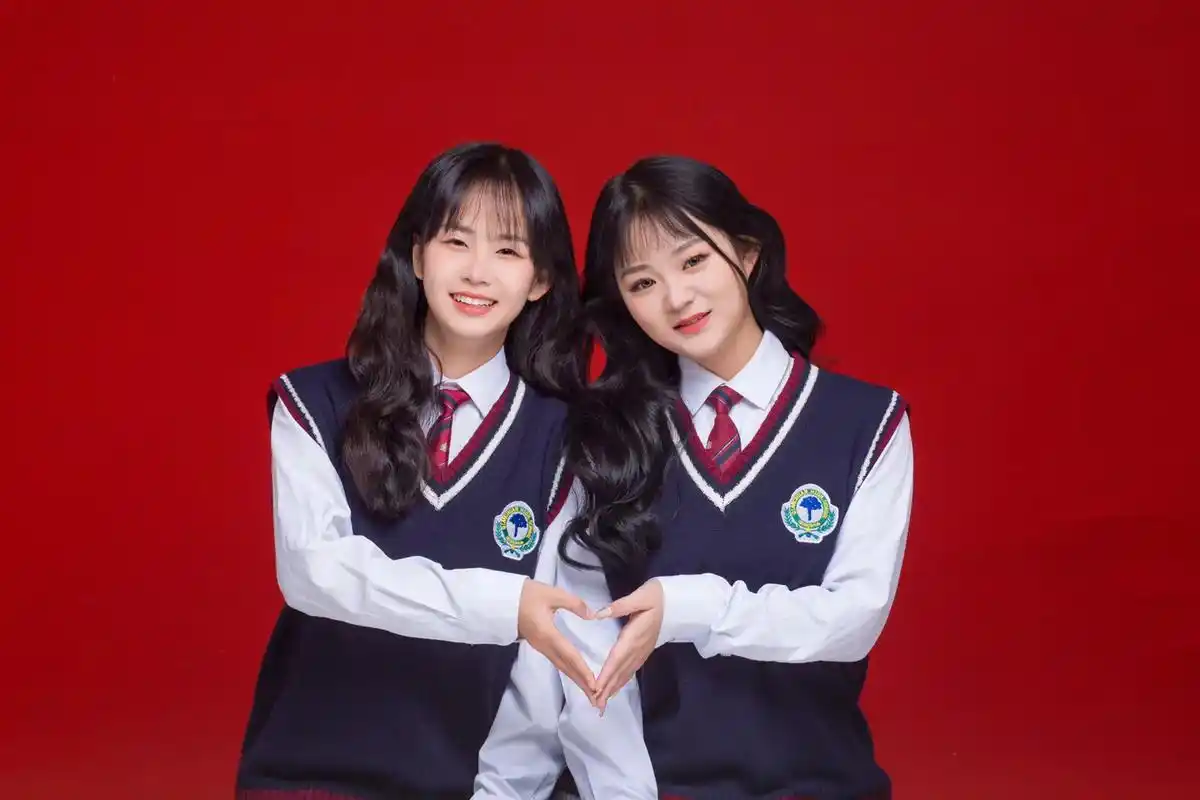 一起来拍红底闺蜜照吧#客片分享 #红底合照 #常山九月摄影  - 抖音