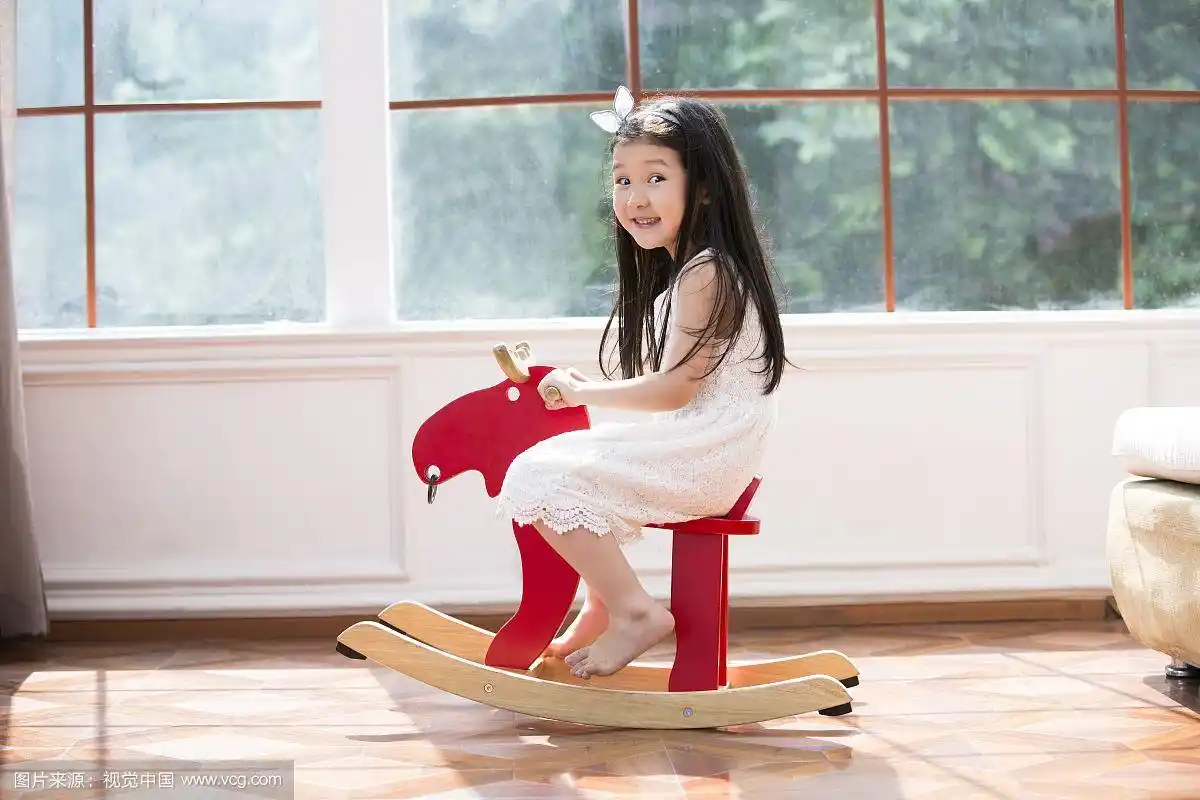 可爱的小女孩骑木马