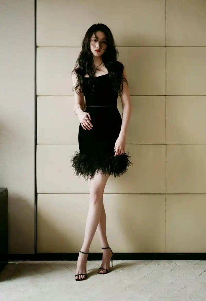 关晓彤美腿一字带高跟,中间那张真的是让人控制不住