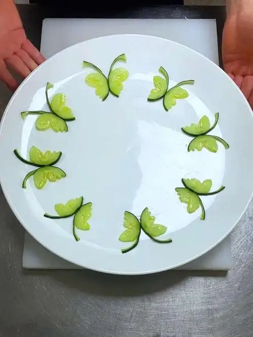 简单黄瓜盘饰蝴蝶围边!