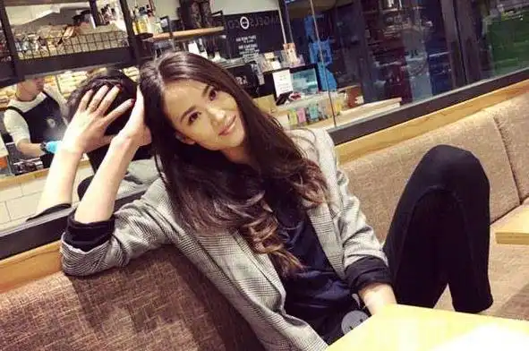 她一个美籍华人,还假装听不懂中文_李安琪