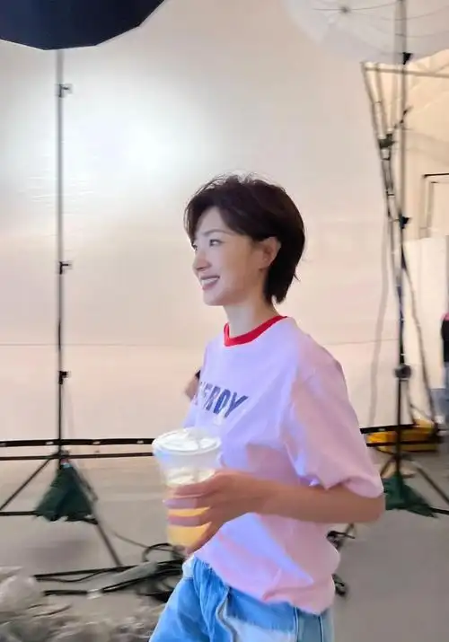 41岁的万茜剪了短发后,少年感爆棚像是20岁的小姑娘