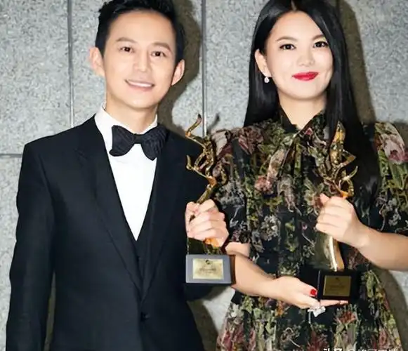 李湘一家三口观看《歌手》,近照胖成张惠妹,王岳伦举止显卑微