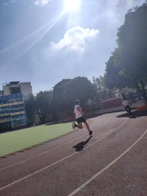 阳光下,梦乐奔跑的背影最帅