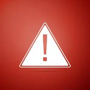 在红色背景上隔离的三角形图标中的感叹号.