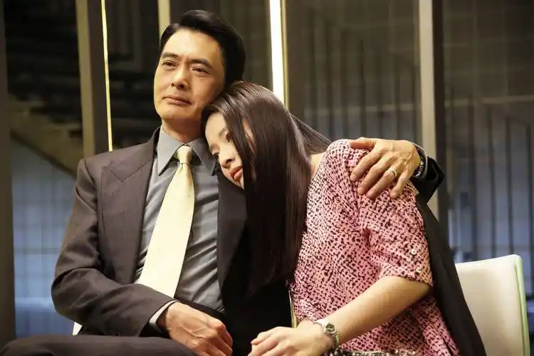 据钟楚红透露在剧组拍摄的间隙,周润发经常会演技扰钟楚红,和几个剧组