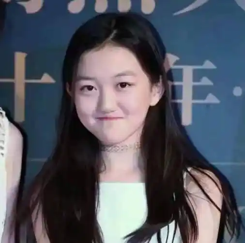 为了治疗先天性唇腭裂,李嫣前前后后一起共接收了三次手术,第一次在