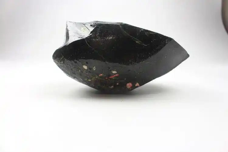 玻璃陨石是某种石陨石降落过程中融化的液质冷却后的产物.