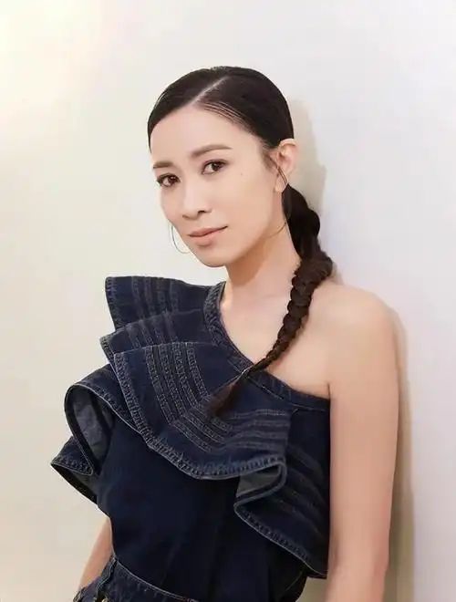 48岁香港明星佘诗曼的豪宅曝光客厅仅10㎡一个人住刚刚好