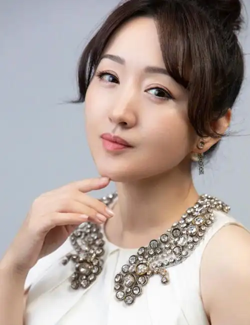 杨钰莹有多美?看到她第一次上央视照片时,网友:长在我的审美上