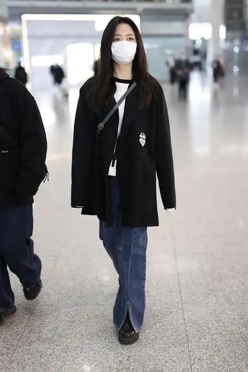 谭松韵街拍:ports黑色徽章短大衣 开叉牛仔裤学生气十足