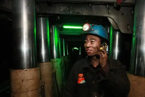 首页 首页 最新动态 在山西同煤集团塔山煤矿的矿井深处,工人们可以