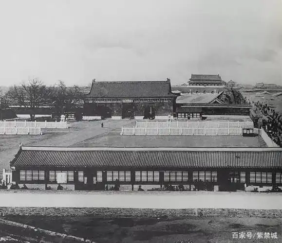 老照片说故事|先在午门前转转