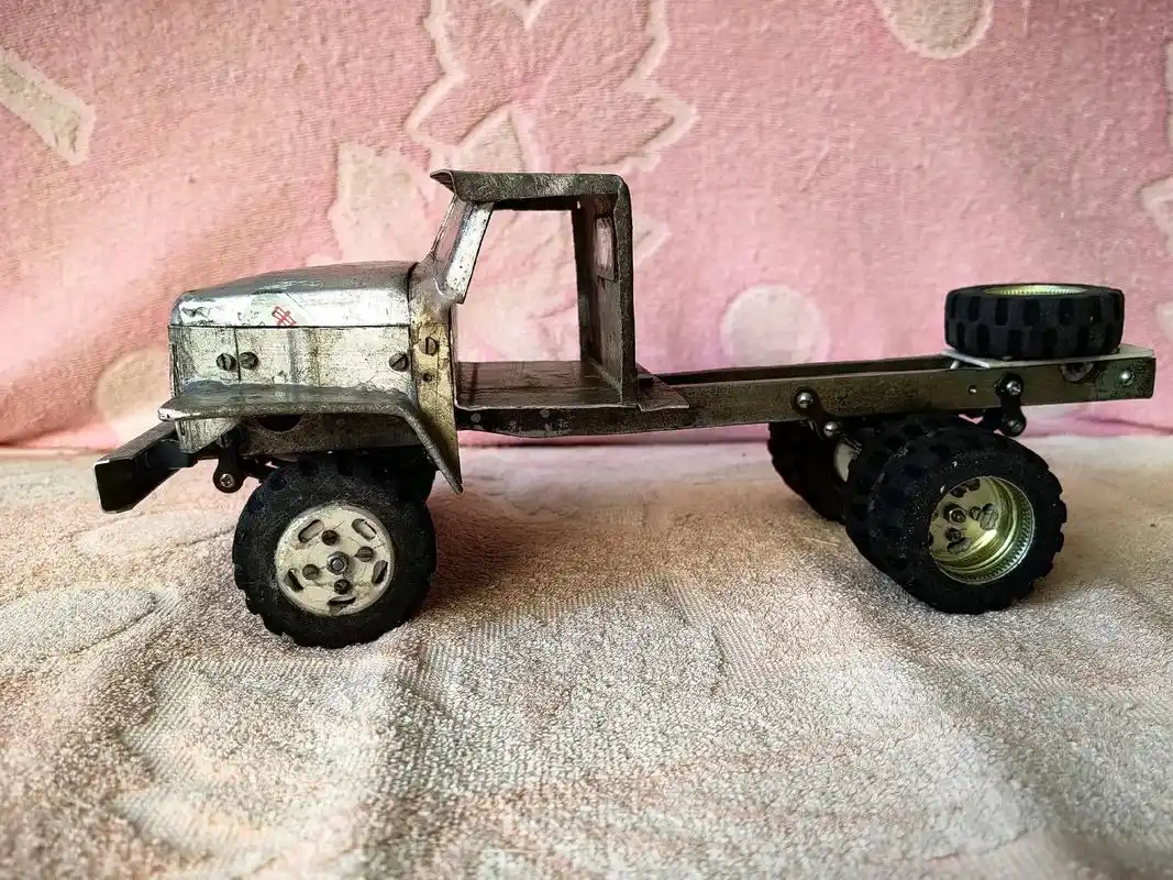 手工制作前苏联的一款卡车模型材料铁铝等都是废物利用