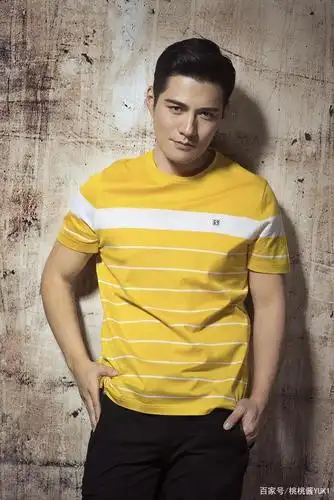 严屹宽最新湿身大片曝光,穿黑色蕾丝衬衫太撩人,好身材不输超模