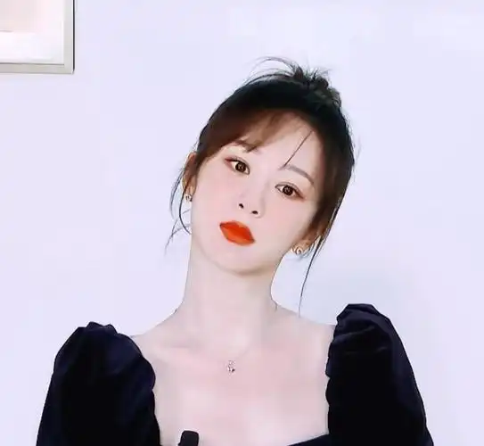 杨紫撒娇啦自称奥宝好可爱好可爱