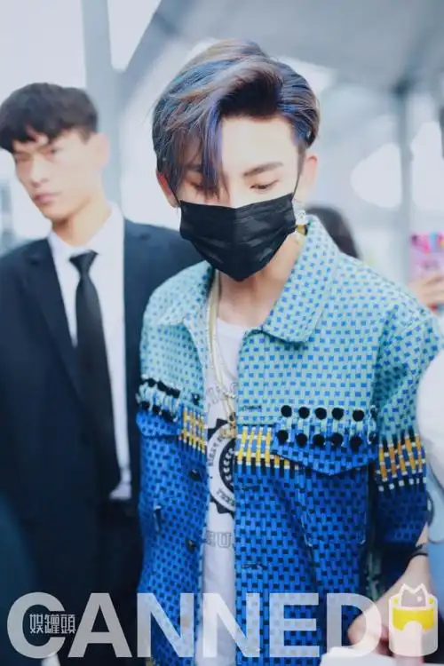 娱罐头机场街拍#小鬼新ep   小鬼蓝色头发@小鬼-王琳凯上海0115