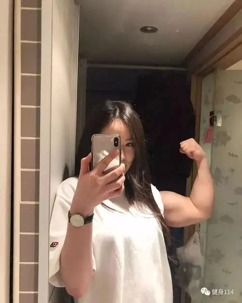 姑娘纷纷举起肱二头肌向男友发出挑战