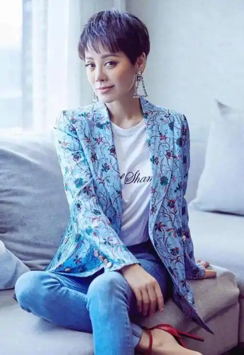 原创49岁宁静挺会扮美的黑t配束脚裤时髦减龄就是发型用力过猛了