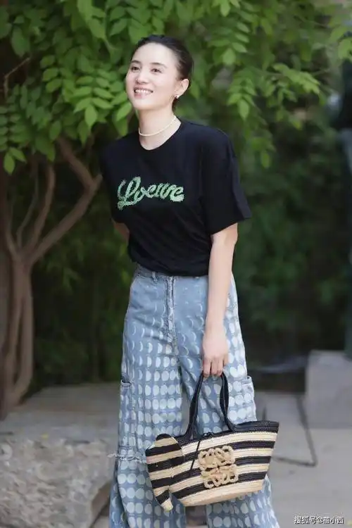 宋佳黑色连衣裙配上黑色丝袜秀出大长腿,看上去高贵冷艳-爱读书