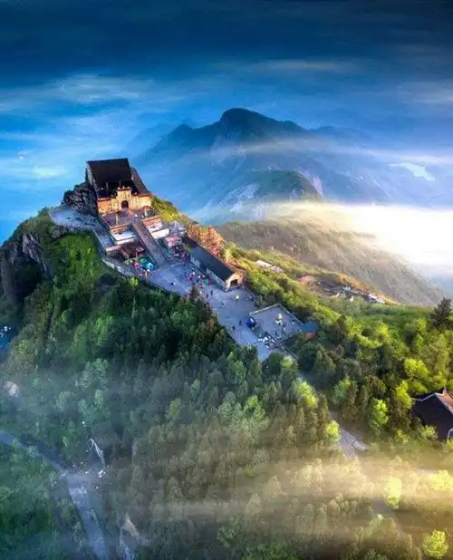 南岳衡山最高峰是祝融峰,海拔1300.2米!