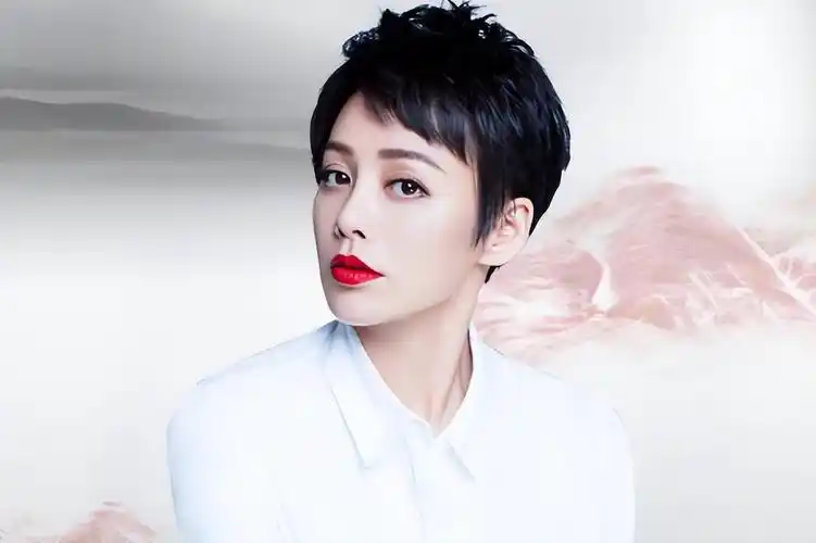 第十名:赵明明,满族,1970年3月13日生于辽宁沈阳,中国内地女演员,毕业