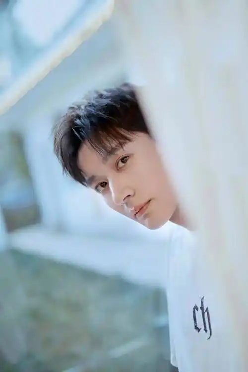 刘学义时尚写真:温润如玉,翩翩公子