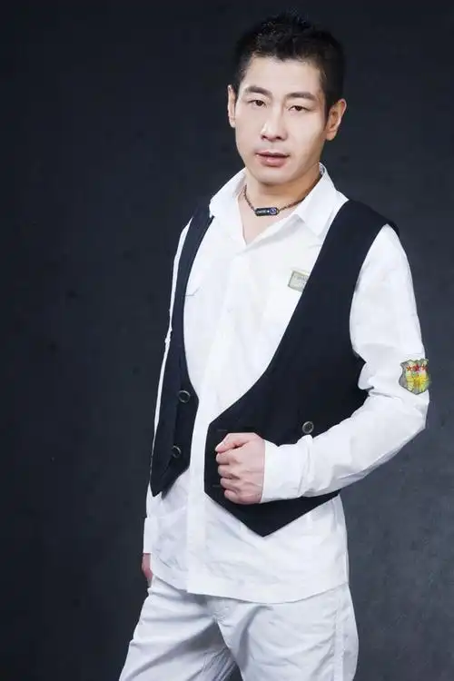 阳光歌手高峰,暖冬倾情唱作——《给你微笑》