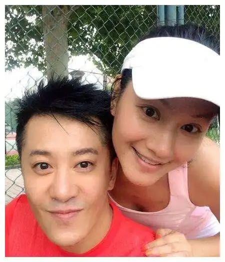 从照片中可以看到,毛宁妻子长相非常甜美,和毛宁也很般配,李静萍的