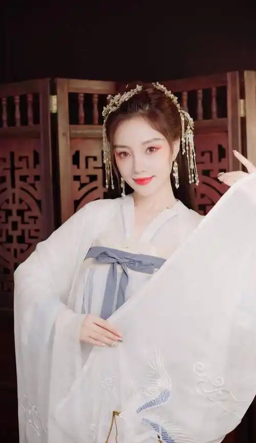 38岁李小璐晒古装照,一袭白裙子清新儒雅,仙气十足_感觉_小时候_个人