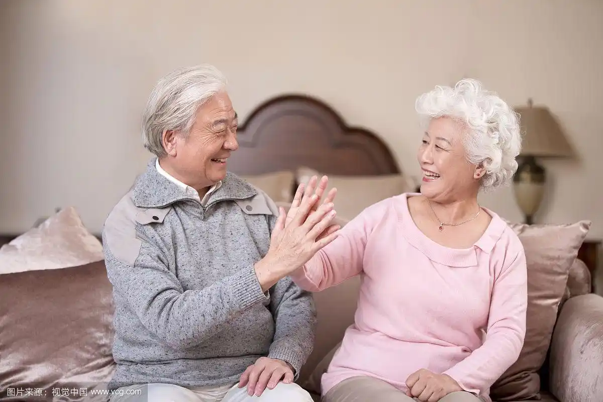 老年夫妇开心的笑