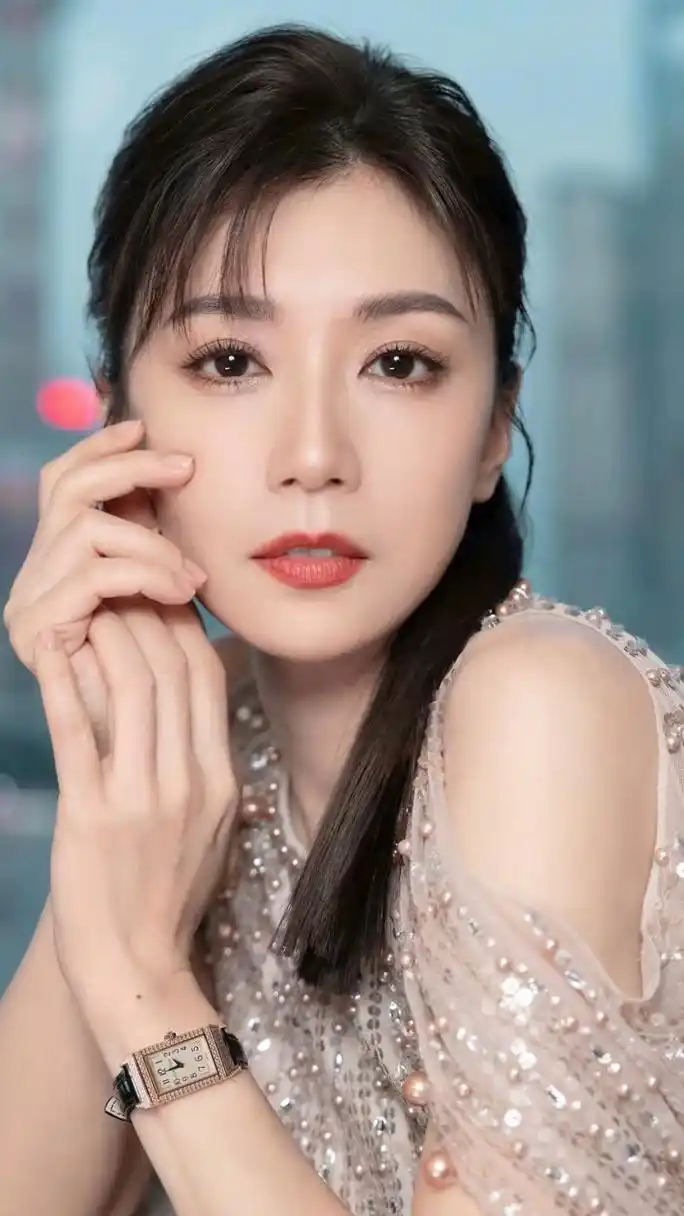 贾静雯 高清手机壁纸来喽  小时候最喜欢的赵敏,女扮男装,英姿飒爽