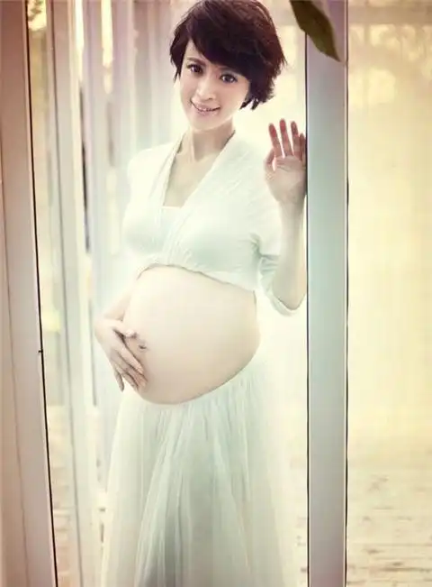39岁金巧巧怀孕大肚写真首次曝光(图)