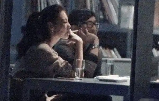 张雨绮抽烟旧照流出,狗仔偷拍像电影截图,这恐怕是粉丝拍的吧?