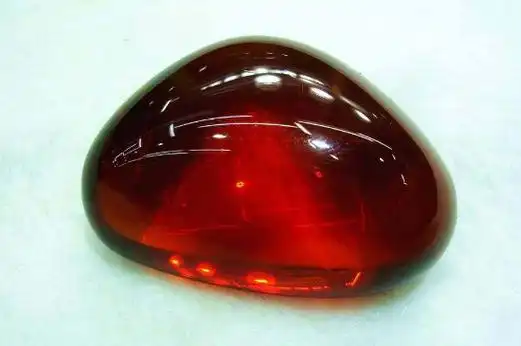 血珀是属于琥珀的一种,由于血珀的颜色为深红色,就如同血液的颜色一样