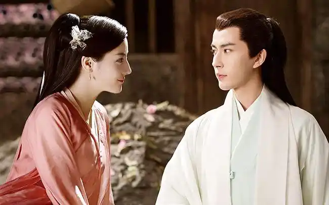 两人一直频频被传绯闻疑系为炒作 迪丽热巴于朦胧新戏