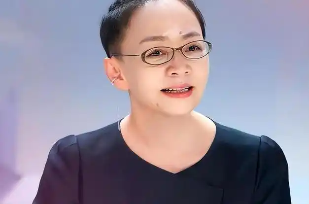 曝宋丹丹每天逛日坛公园!留寸头面容似男性,多套千万豪宅被曝光