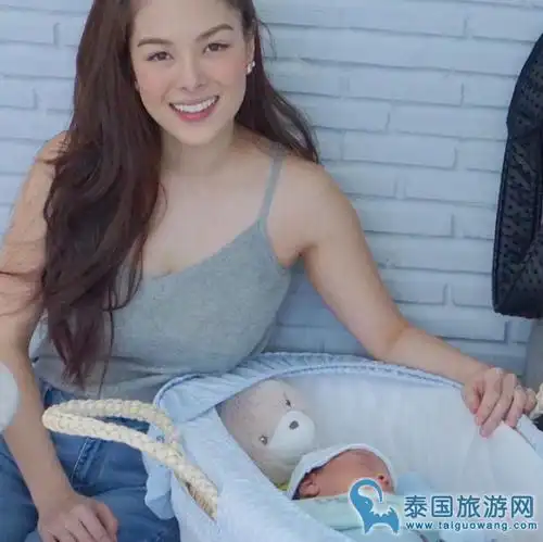 泰拼了泰国著名歌手lydia抱为满月儿子健身