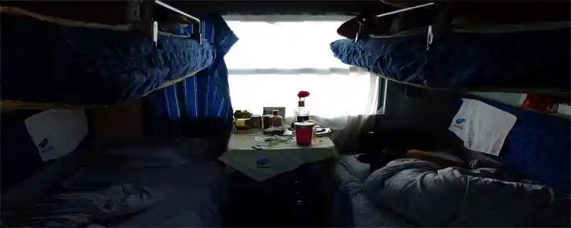 二,高级软卧为2人一个包间,但是并非所有列车都有高级软卧,高级软卧车