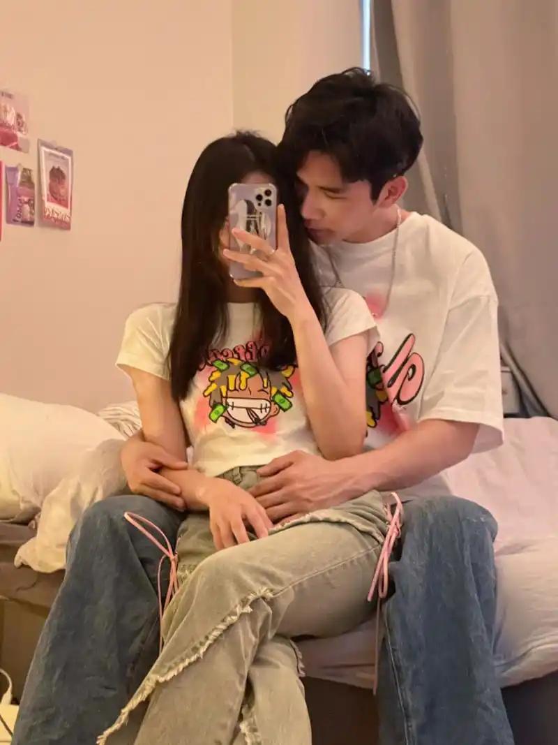 情侣拍照91宅家氛围感合照这样拍 在房间对镜08拍就很可以哦