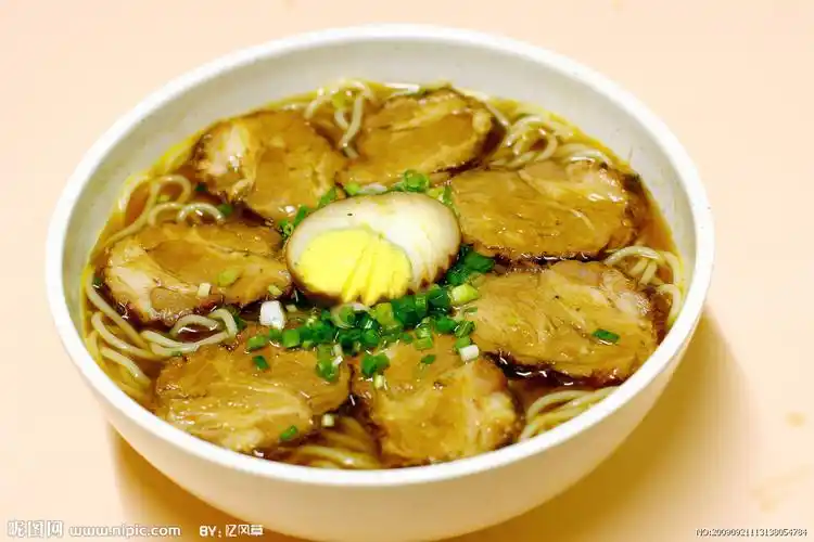 酱油叉烧拉面图