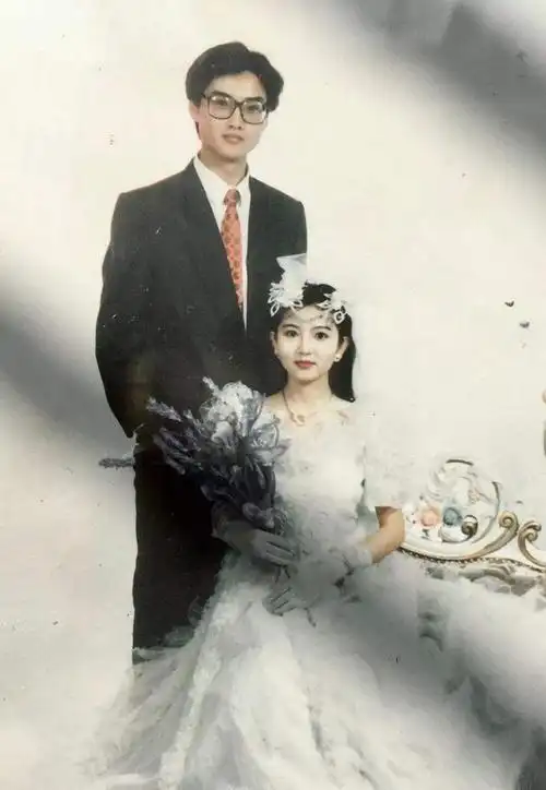 网友晒年轻时的爸妈,妈妈的素颜美,爸爸自然帅,真的惊艳了