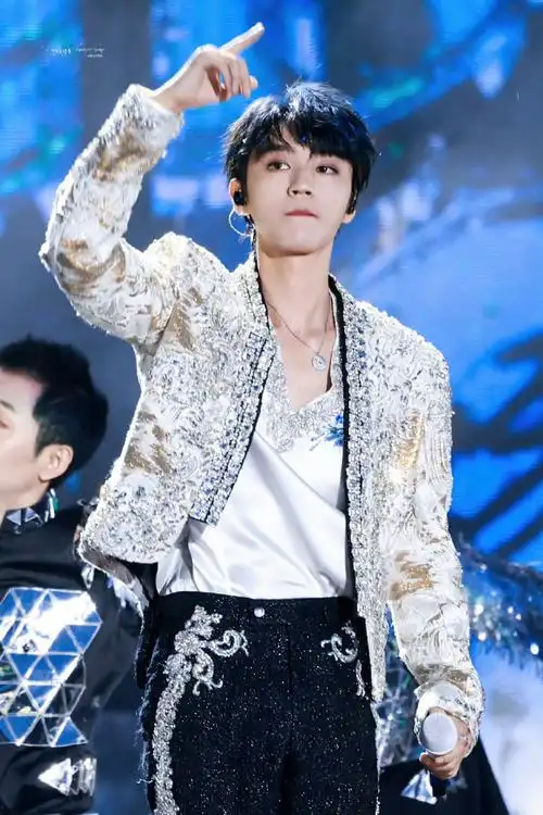 被王俊凯2秒弹琴预告硬控了##王俊凯下期玩乐队了