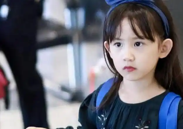 黄磊女儿多多神似妈妈原以为姐姐已经够美了妹妹颜值更胜一筹