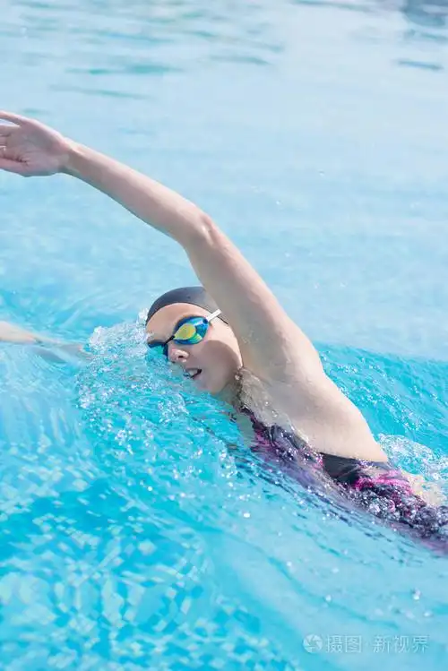 游泳自由泳样式的护目镜的女人
