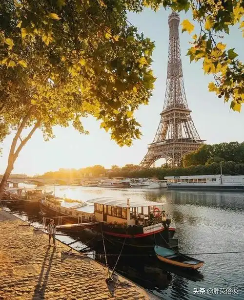 法国巴黎文艺舒适的塞纳河畔让人亲自感受浪漫
