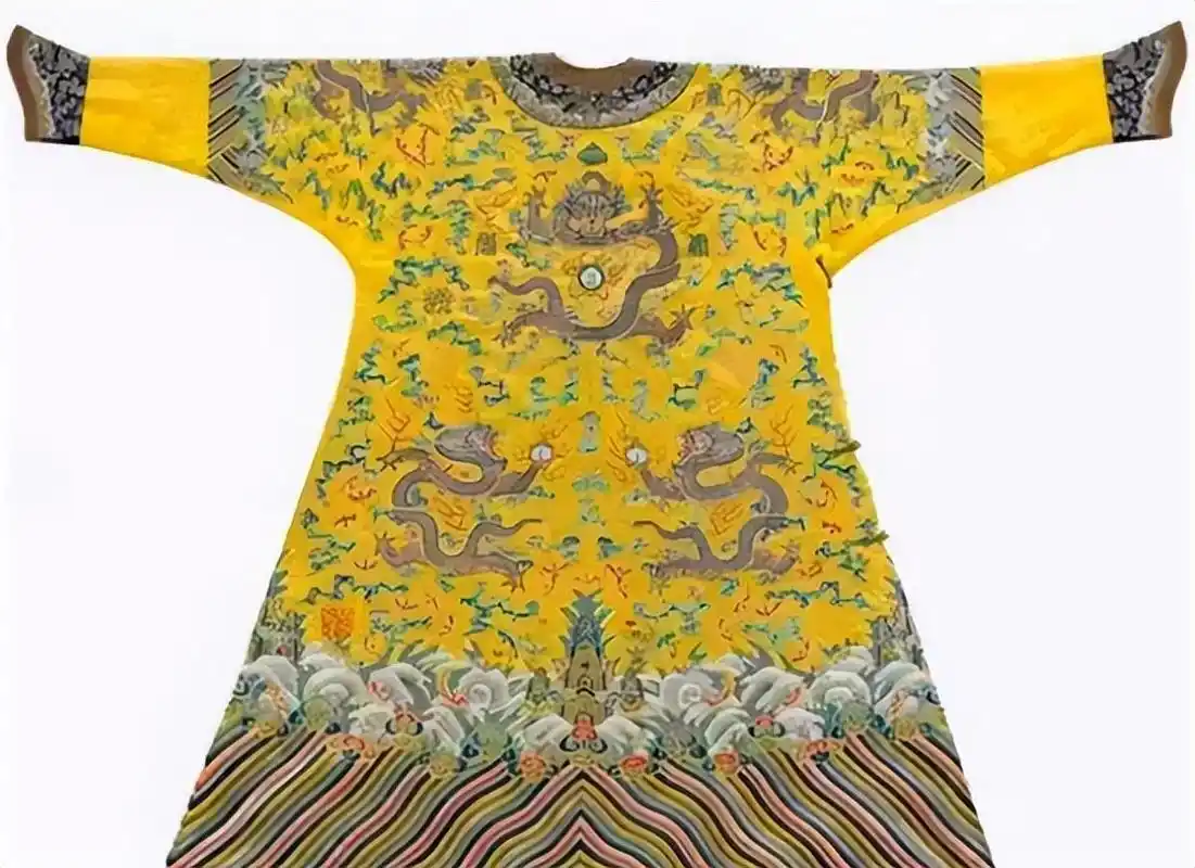 在历史长河中,龙袍是皇帝独有的珍贵服饰.然而,人们往往误认为