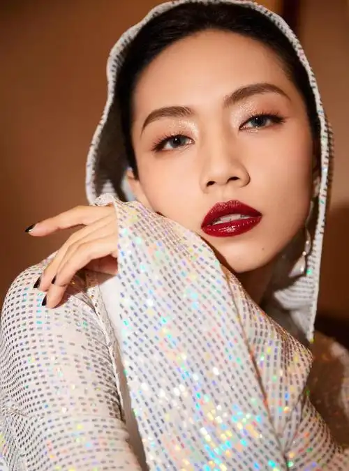 刘惜君白色纱裙迷人写真